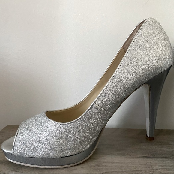 2/$30 Nine West Silver Glitter Sparkle Open Toe Heels - Picture 1 of 6